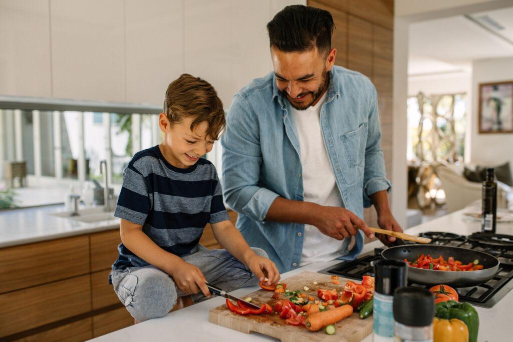 Vater und Sohn bereiten Essen in der Küche vor