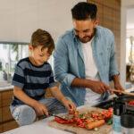 Vater und Sohn bereiten Essen in der Küche vor