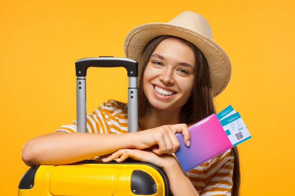 Studentin mit Koffer, Pass und Ticket | Ghostwriter Hausarbeit